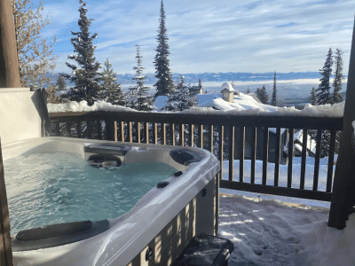 Cabin with hot tub and stunning views+pet-friendly